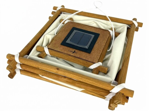 Lanterne solaire en bois et tissu vu en plongée