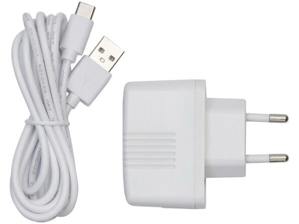 Chargeur secteur USB et câble fournis avec le ventilateur Sichler