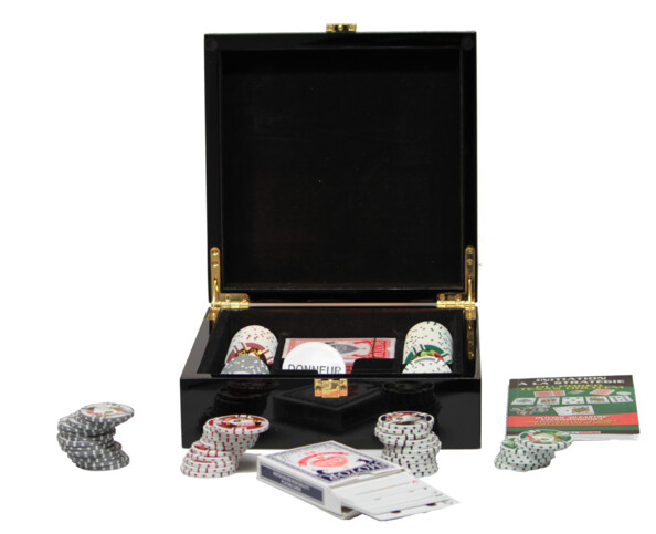 coffret de poker de luxe dans boite en bois laqué avec 100 jetons 4 couleurs et 2 jeux cartes à jouer hobby concept deauville