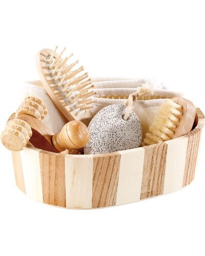 Rouleau de massage en bois et accessoires de spa contenus dans le panier ovale