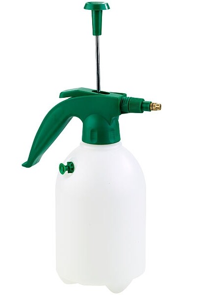 Pulvérisateur blanc à pompe et gâchette vertes posé sur une étagère entre des pots de plantes
