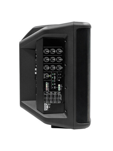Côté gauche de l'enceinte portative bluetooth avec boutons de commande et données techniques inscrites en blanc sur l'appareil