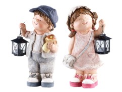 Deux figurines décoratives Petit Willy et Petite Anne avec lanterne par Royal Gardineer.