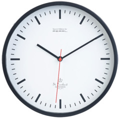 grande horloge analogique à aiguilles de gare avec aiguille secondes rouge design classique