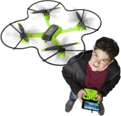 Un adolescent qui pilote facilement le drone Silverlit Spy Racer.