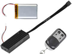 Mini caméra 4K télécommandée avec capteur de mouvement mise en situation avec batterie et télécommande