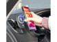 Support smartphone pour grille de ventliation chargeur compatible MagSafe / Qi avec mise en situation dans une voiture et avec un smartphone