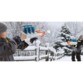 Deux enfants de 8 ans qui s'amusent avec un fusil à neige Snowball Blaster de Arctic Force.