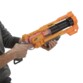 Fusil Nerf Vagabond tenu à deux mains par un enfant avec une main sur le système de pompe et la gâchette pour fonction coup par coup ou slam