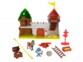 Vue arrière du château avec cabane dans l'arbre et accessoires disposés les uns à côté des autres : cheval, figurine Mike, échelle, mangeoire, catapulte, pierre, trésor et tyrolienne 