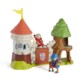 Château en plastique miniature avec tour avec drapeau sur le toit, arbre avec cabane cachée, catapulte chargée d'une pierre au-dessus du pont-levis fermé et Mike sur son cheval Galahad devant le chateau