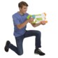 Jeune garçon genou à terre et visant avec le Nerf Super Soaker FlashFlood en actionnant la pompe