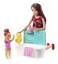 Skipper aide la petite fille à prendre son bain dans le coffret Barbie Baby-Sitter FXH05.