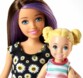 Skipper et la petite fille du coffret Barbie Baby-Sitter FJB01.