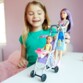 Une petite fille qui joue avec la Barbie Baby-Sitter FJB00.