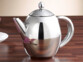 Mise en situation de la théière en acier inoxydable avec filtre à thé amovible
