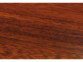 Surface réparée du meuble en bois foncé précédemment rayé, éraflures invisibles à l'oeil nu en gros plan après passage du stylo correcteur