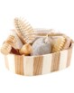 Rouleau de massage en bois et accessoires de spa contenus dans le panier ovale