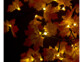 Zoom sur LED jaunes des fausses feuilles allumées dans l'obscurité