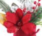 Composition florale de Noël avec fleurs, branches, baies et neige artificielle