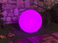 Boule lumineuse solaire de 30 cm avec éclairage violet.