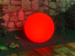 Boule lumineuse solaire de 30 cm avec éclairage rouge.