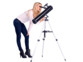 Femme qui utilise une lunette astronomique pour observer les étoiles et les planètes