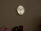 horloge avec éclairage led par capteur fixé au mur d'un salon