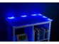 Mise en situation de l'éclairage d'une table/étagère de bureau en LED bleu, avec 6 pinces LED RVB fixées sur 2 côtés du meuble, 3 sur chacun des 2 côtés, avec éclairage ambiant éteint