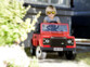 Voiture rouge pour enfant Land Rover mise en situation.
