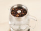 Préparation d'un pichet de thé en vrac avec une théière avec fonction maintien au chaud