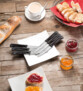 6 couteaux sur une table avec le petit-déjeuner prêt