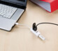 Hub USB 2.0 ultra-compact mis en situation avec un PC