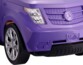 Zoom sur le pare-chocs avant de la voiture violette décapotable Barbie.