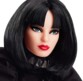 Visage de la barbie avec cheveux au carré noir avec frange courte, maquillage et col aspect métal noir