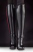 bottes hautes d'un noir brillant portées par la poupée Barbie signature Dark Vador de Barbie x Mattel