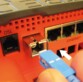 Insérez le connecteur bleu de votre câble de fibre optique dans la prise de votre boîtier de fibre optique (ONT) ou de votre box Internet.