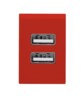 Les 2 ports USB-A du chargeur secteur rouge 5 W Trust.