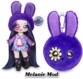 Poupée Melanie Mod accompagnée d'un lapin violet porte-clés.