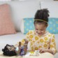 Une petite fille qui change la couche de sa poupée Baby Alive.