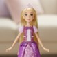 Personnage Disney Raiponce la célèbre princese aux long cheveux dans une magnifique robe rose