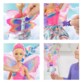 Les étapes à suivre pour faire décoler le papillon arc-en-ciel dans le dos de la Barbie fée Papillon blonde.