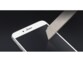 Film protecteur inrayable transparent avec bords blancs sur smartphone iPhone 7 Plus, résiste aux rayures d'une lame de cutter, vue du dessus