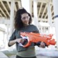 Femme avec le pistolet fusil à pompe ergonomique Rival Helix XXI