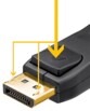 Zoom sur une des deux fiches mâles DisplayPort du câble avec flèches jaunes indiquant les clips de fixation situés sur le connecteur plaqué or avec le bouton-poussoir pour les déverrouiller