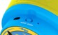 Zoom sur l'un des deux écouteurs du casque Pikachu équipé d'un port de chargement USB-C, d'un microphone intégré et d'un commutateur de réglage du volume sur deux niveaux