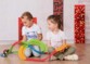 Deux enfants jouent avec le circuit flextreme de Smoby