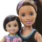 Zomm sur les visages de Barbie Skipper et une petite fille