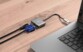 Adaptateur USB en liaison flottante vers un PC portable ouvert et branché à un câble VGA et à un câble HDMI par le biais de son port HDMI femelle et de sa prise VGA Sub-D femelle à un périphérique vidéo