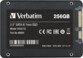 Disque dur SSD Verbatim Vi550 S3 256 Go vu du dessous avec puces flash 3D NAND et étiquette autocollante indiquant les caractéristiques principales du produit avec les logos de traitement des déchets et de mise en conformité
